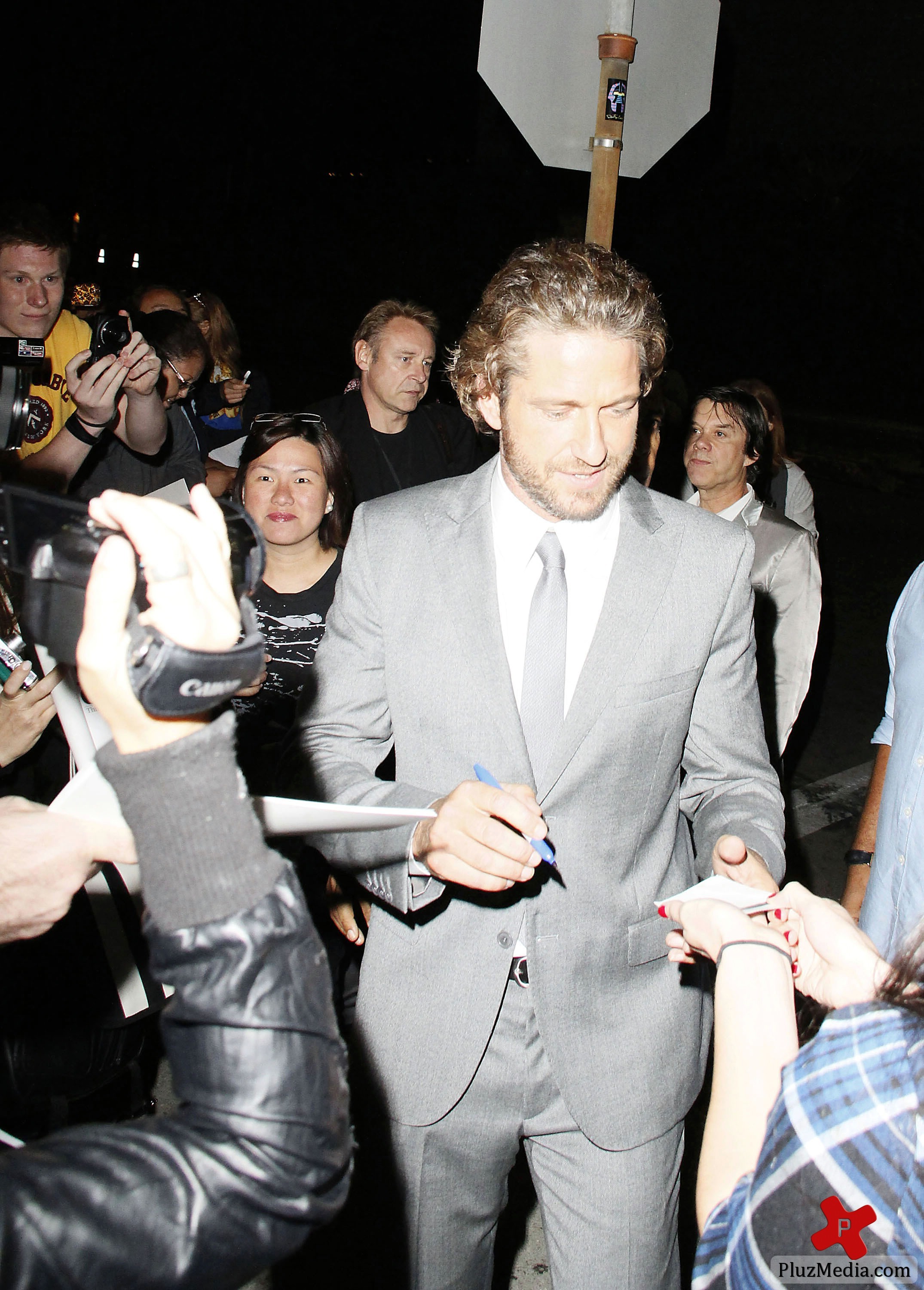 Gerard Butler signs autographs for fans at the 'Machine Gun Preacher' premiere | Picture 84224